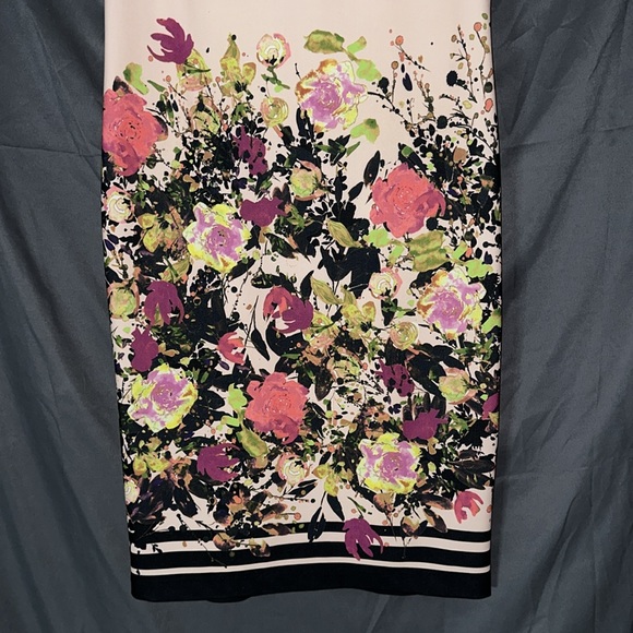 Pink floral V-neck dress - Picture 3 of 8